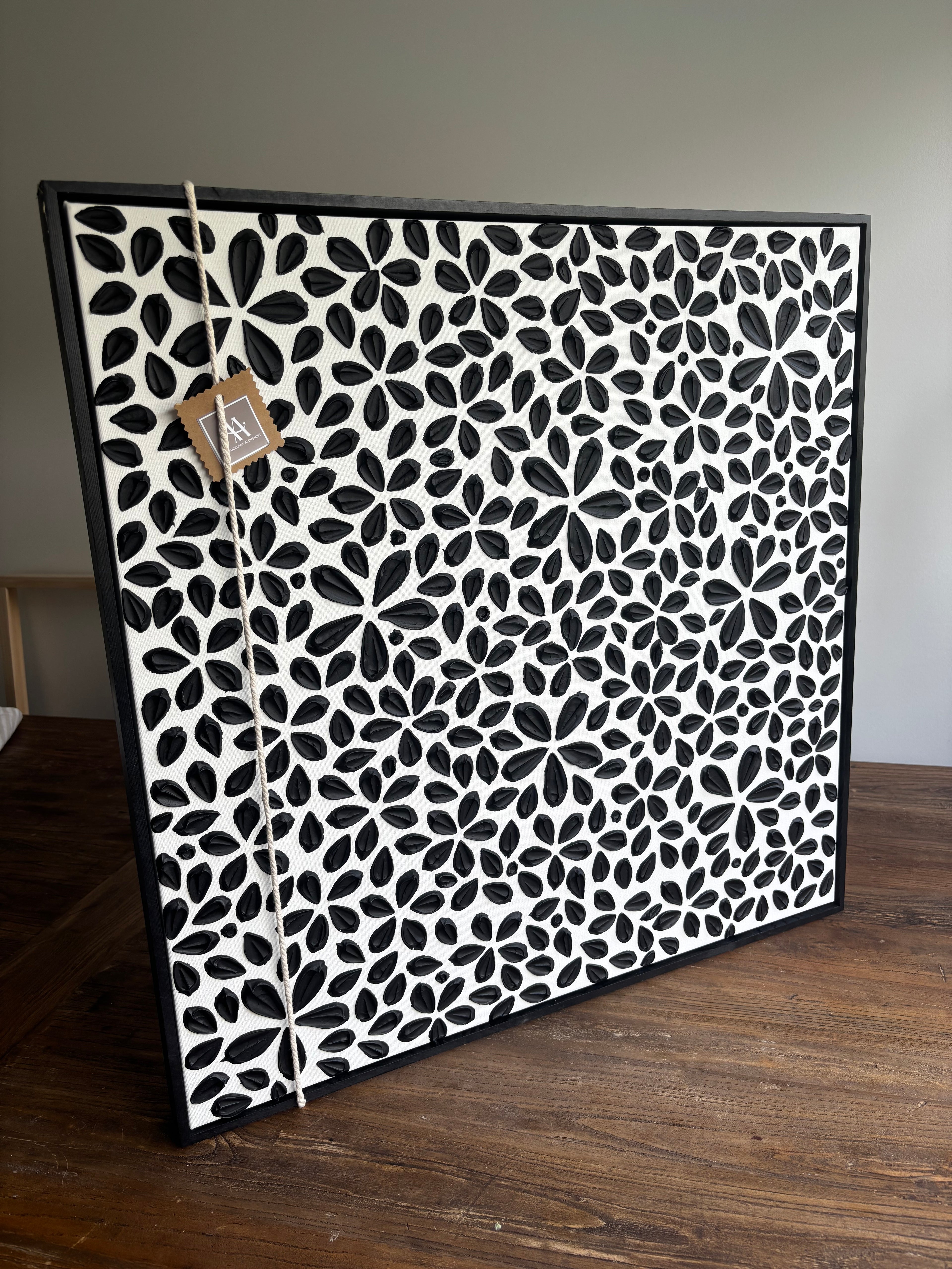 Optical illusion - Black and white floral